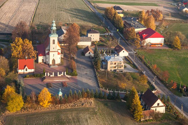 Zarzecze, panorama wsi. EU, Pl, Malopolska. Lotnicze.